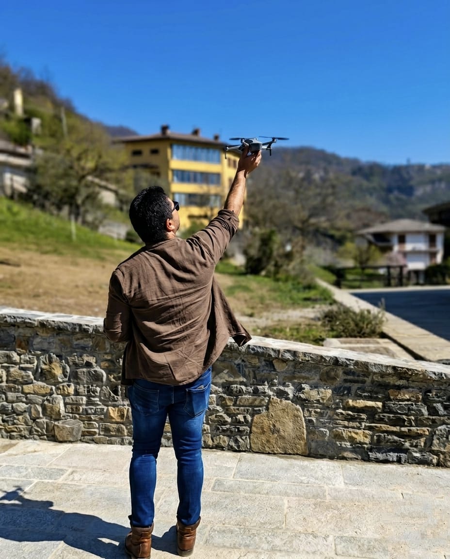 Jhoan A. Colmenarez durante un'ispezione con drone professionale