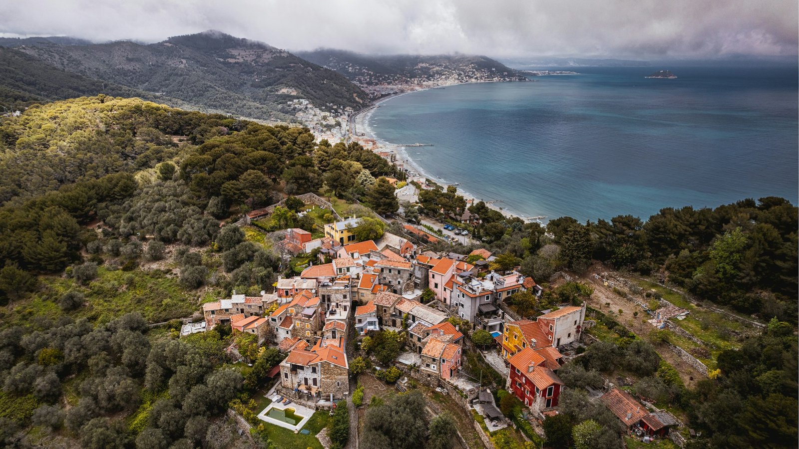 Ripresa aerea cinematica di un borgo costiero italiano con drone professionale